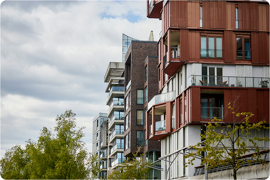 Moderne Wohngebäude als Beispiel für unterschiedliche Immobilienvorhaben