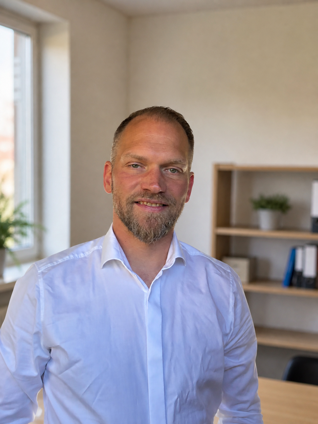Porträt von Lars Meinert in seinem Beratungsbüro